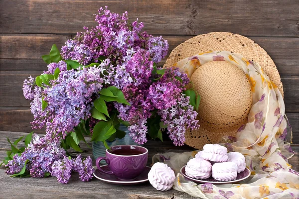 Natureza Morta Com Flores Lilás Xícara Chá Biscoitos Zephyr Fundo — Fotografia de Stock