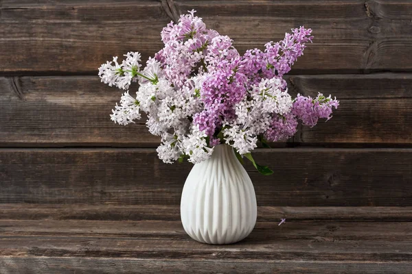 Rama Primavera Flores Lila Sobre Mesa Madera Rústica —  Fotos de Stock