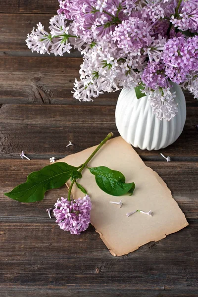 Voorjaar Branch Lila Bloemen Rustieke Houten Tafel — Stockfoto