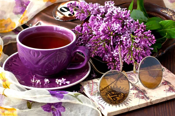 Άνοιξη Σύνθεση Τσάι Κύπελλο Και Λιλά Λουλούδια Στο Ξύλινο Τραπέζι — Φωτογραφία Αρχείου