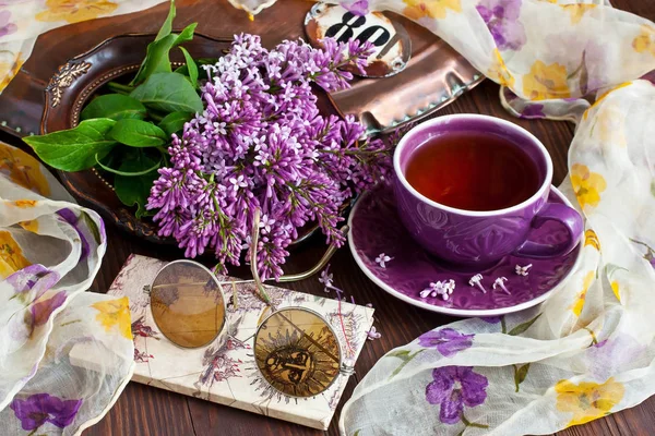 Composição Primavera Com Xícara Chá Flores Lilás Mesa Madeira — Fotografia de Stock