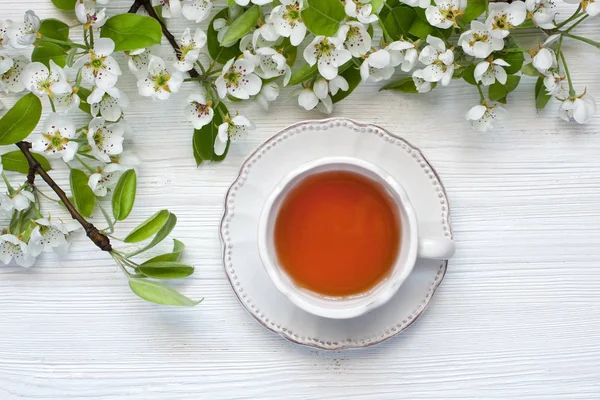 Printemps fleurs fond avec tasse de thé — Photo