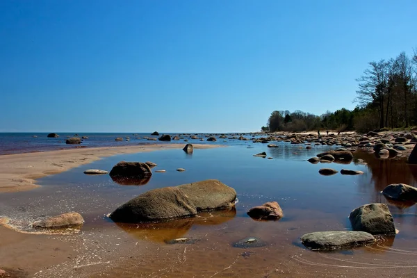 Jour de soleil sur la mer avec de grandes pierres sur la côte — Photo