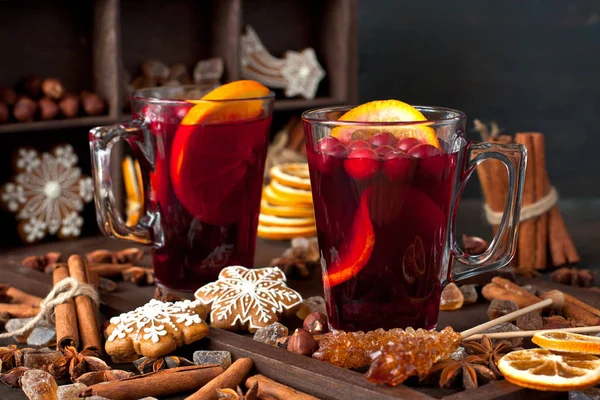 Mulled wine with slice of orange and spices — Stock Photo, Image
