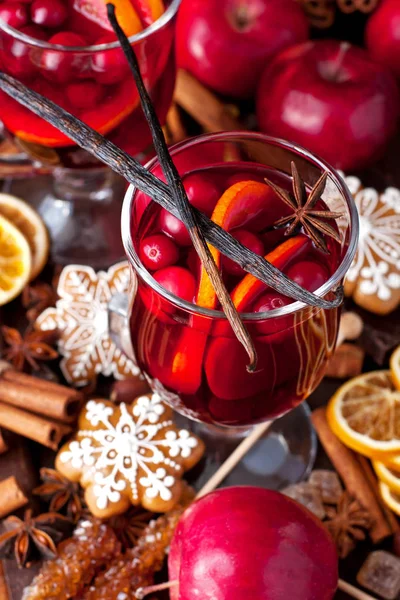 Vino caliente con rodajas de naranja y especias —  Fotos de Stock