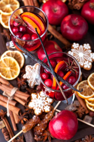 Vino caliente con rodajas de naranja y especias — Foto de Stock