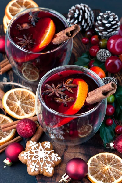 Bebida caliente de Navidad en vidrio y galletas de jengibre —  Fotos de Stock