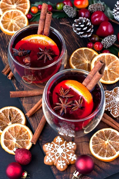 ガラスとジンジャーブレッドのクッキーでクリスマスの温かい飲み物 — ストック写真