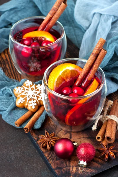 Vino caliente con rodajas de naranja y especias —  Fotos de Stock