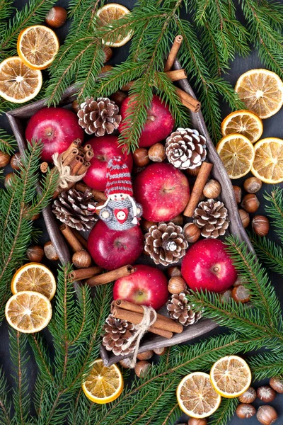 Рождественский натюрморт с яблоками на деревянном столе — стоковое фото