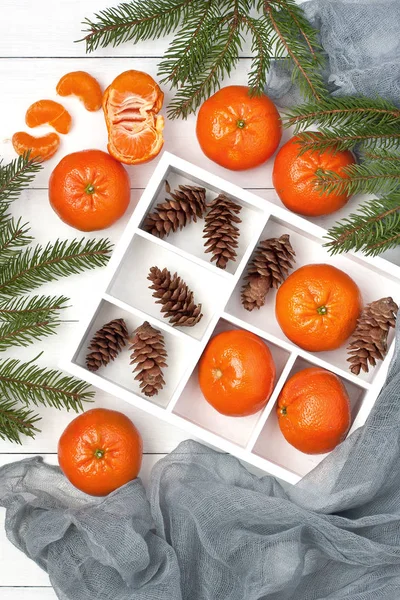クリスマス木製テーブルの上の果物のある静物 — ストック写真