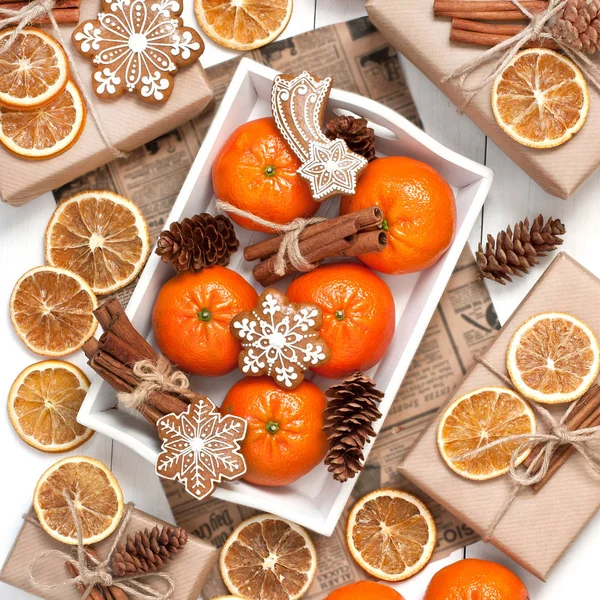 Composizione festiva con frutta natalizia, biscotti e confezione regalo — Foto Stock