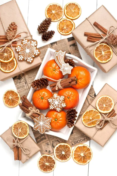 Fondo de Navidad con galletas, frutas y caja de regalo — Foto de Stock