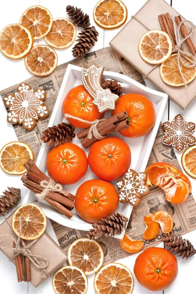 Sfondo natalizio con biscotti, frutta e confezione regalo — Foto Stock