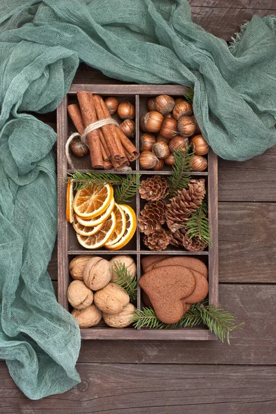 Especiarias de Natal, frutas, nozes no fundo de madeira. Vista para o exterior — Fotografia de Stock