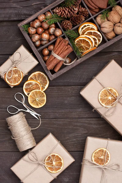 Biscoitos de Natal, nozes e especiarias em caixa de madeira em backg rústico — Fotografia de Stock