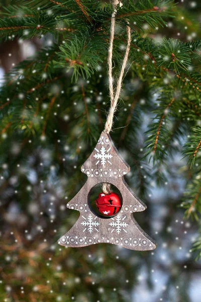 Decoratie van Kerstmis speelgoed op fir vertakking van de beslissingsstructuur, buitenshuis — Stockfoto