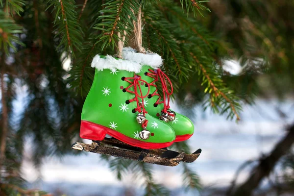 Decoratief speelgoed fir boomtak buiten hangen — Stockfoto