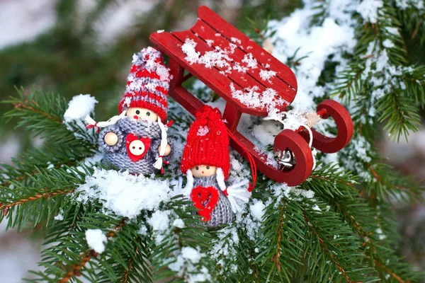 Dois brinquedos de Natal de madeira em roupas de malha. Brinquedo de Natal em — Fotografia de Stock