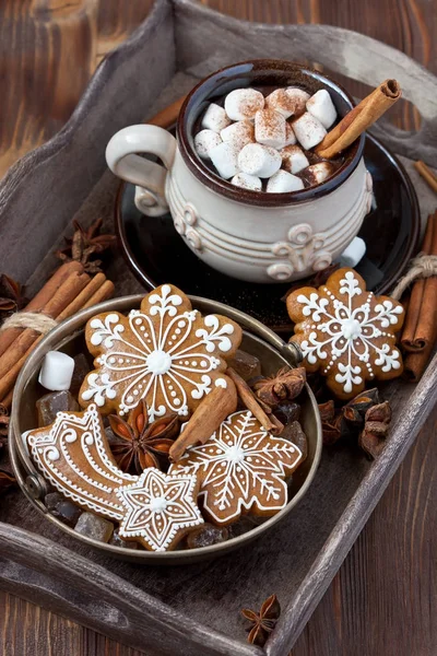 Tasse Cremige Heiße Schokolade Mit Geschmolzenen Marshmallows Und Lebkuchen Für — Stockfoto