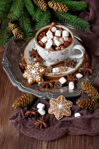 Tasse Cremige Heiße Schokolade Mit Geschmolzenen Marshmallows Und Lebkuchen Für — Stockfoto