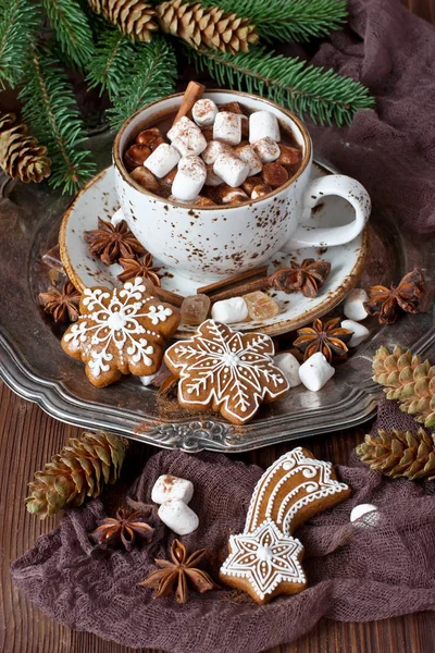 Tasse Heiße Schokolade Mit Marshmallows Und Lebkuchen Auf Holzuntergrund Weihnachtskomposition — Stockfoto