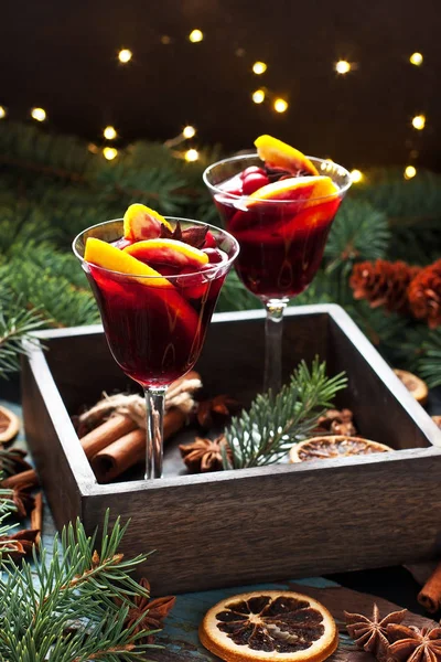 木製のテーブルの上のガラスとスパイスでクリスマスホットドリンク — ストック写真