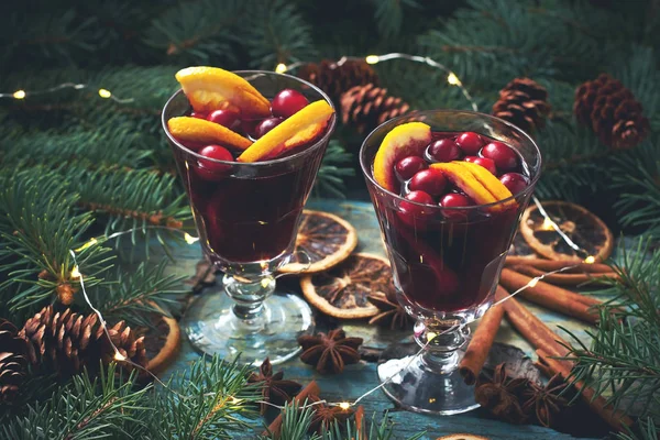 Vino caliente de Navidad e invierno con ingredientes —  Fotos de Stock