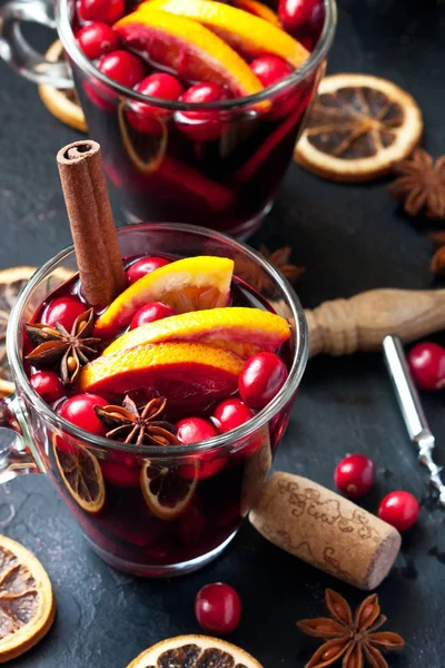 Vin chaud aux agrumes et canneberges. Noël et hiver boisson chaude — Photo