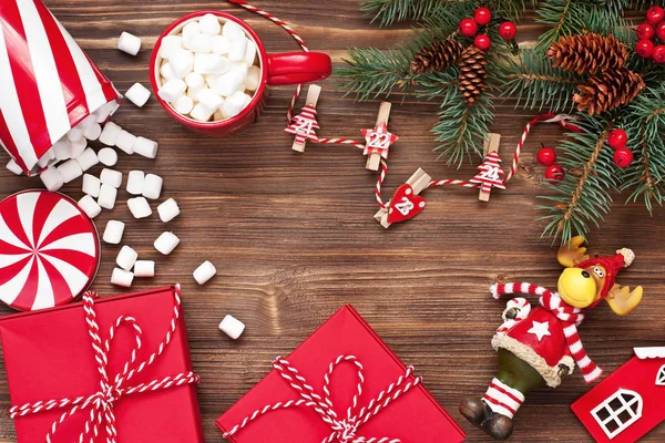 Fond de vacances avec des boîtes-cadeaux sur surface en bois. Concept de Noël — Photo