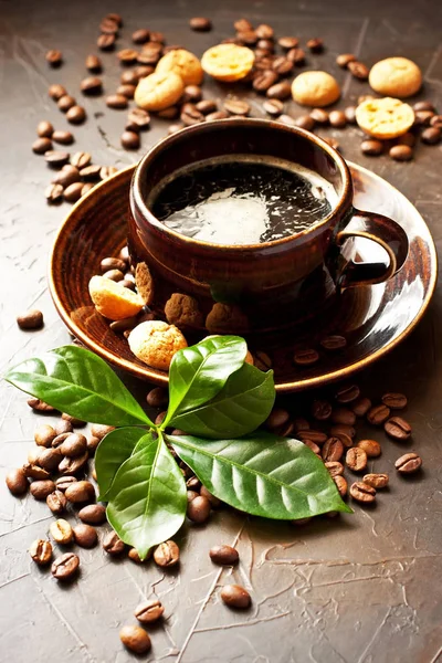 Kávé csésze vanília cookie-val a sötét asztalon — Stock Fotó