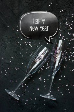 İki clinking şampanya gözlükleri 
