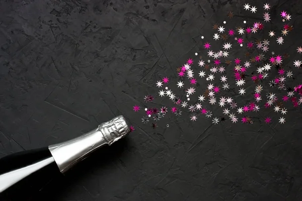 Bouteille de champagne avec confettis colorés — Photo