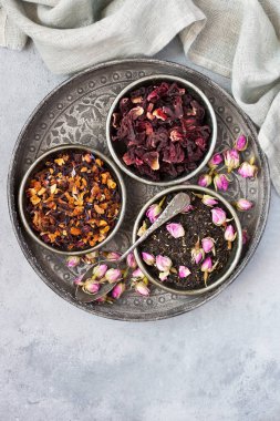 Çay konsepti. Kaselerde farklı renkte çaylar var.