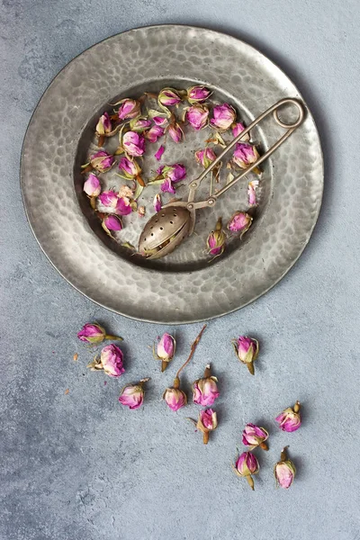 Металлическое решето с сушеными цветами розы — стоковое фото