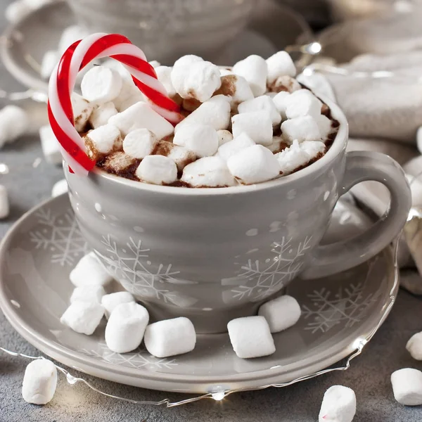 Composición navideña con taza de chocolate caliente y malvavisco — Foto de Stock