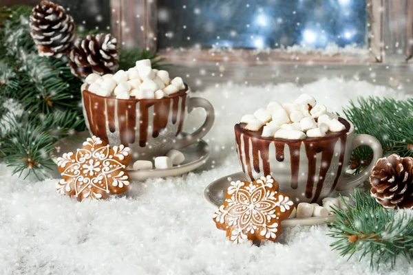 Composición navideña con galletas y chocolate caliente en taza —  Fotos de Stock