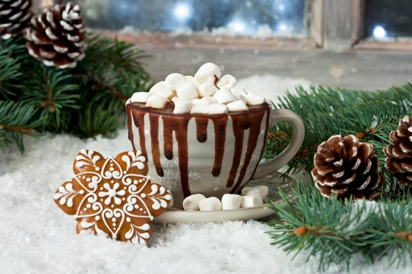 Різдвяна композиція з печивом і гарячим шоколадом в кухоль — стокове фото
