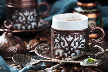 Geleneksel bardaklarda lezzetli Türk kahvesi 