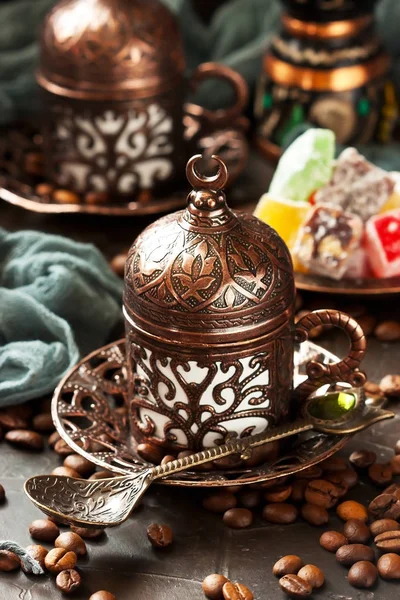 Traditioneller türkischer Kaffee in traditionellen Kupferbechern auf dunklem Tisch — Stockfoto