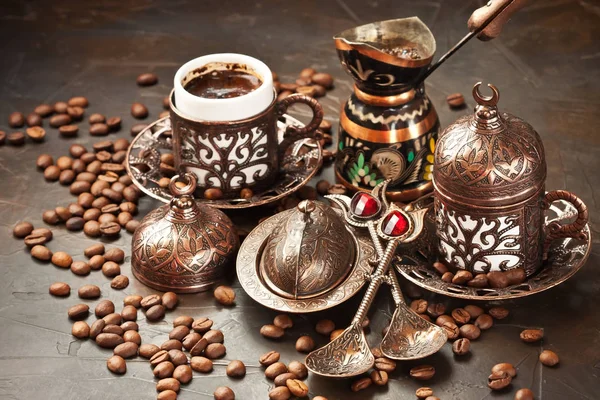 Komposition mit Kaffeetasse, Bohnen und Kaffeekanne — Stockfoto