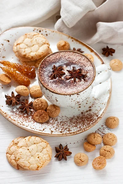 Bebida caliente de cacao con especias y galletas de almendras — Foto de Stock