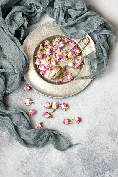 Metallsil med torkade blommor av ros på grå bakgrund — Stockfoto