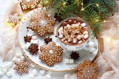 Noel kompozisyonu olarak zencefilli kurabiye ve bardakta sıcak içecek.