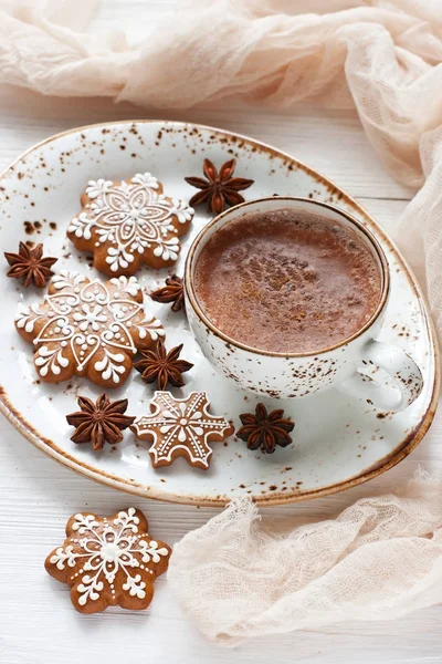 Composición navideña con galletas de jengibre y bebida caliente en taza —  Fotos de Stock