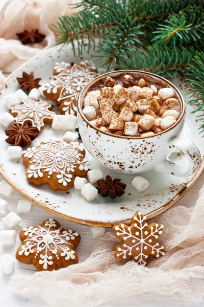 Рождественская композиция с печеньем и горячим шоколадом — стоковое фото