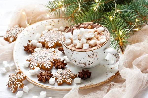 Tazza ripiena di cioccolata calda, marshmallow e biscotti di pan di zenzero — Foto Stock