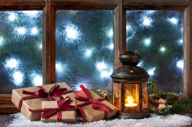 Atmosferik Noel pencere pervazı ışıklandırmalı dekorasyonu