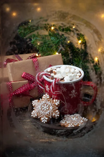 Weihnachtsleckereien am Winterfenster, selektiver Fokus — Stockfoto