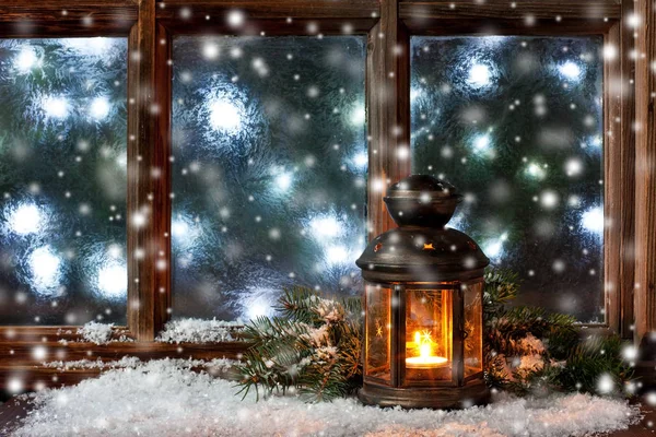 Fenêtre de givre d'hiver avec lanterne allumée, Noël ou Avent — Photo